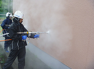 超高圧洗浄での塗装膜はつりの作業状況